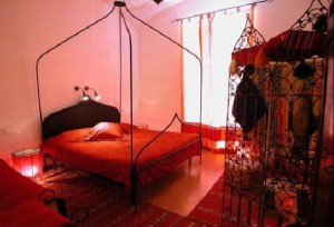 Unique Awesome Perfect Moroccan Themed Bedroom With Beautiful Warmth Lighting 590x402 bedroom