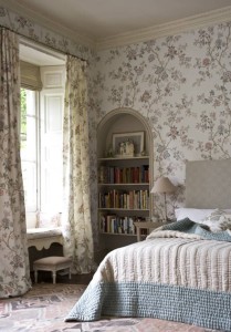 bedroom blue wallpaper pattern floral design eclectic home decor ideas Interior Design Blogs