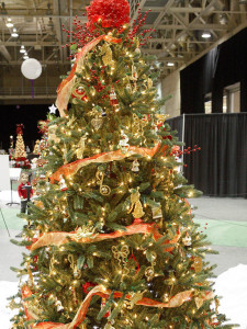 9-creative-christmas-tree-themes-Red-and-Gold-Christmas-Tree