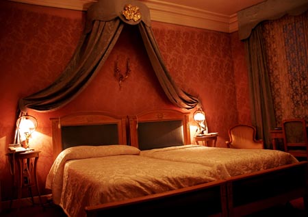 Traditional And Romantic Bedroom Interior Designing Ideas