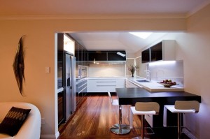 black-and-white-modern-kitchen-600x399