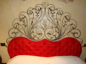 Headboard_for_double_bed_in_wrought_iron_