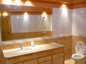 bathroom-with-mirrors