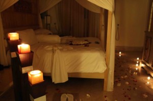 Romantic-Bedroom-Lighting-With-Candles-790x526
