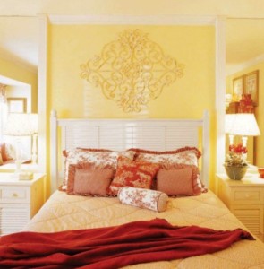 yellow-red-bedroom-interior-design-decoration-color-scheme-551x560