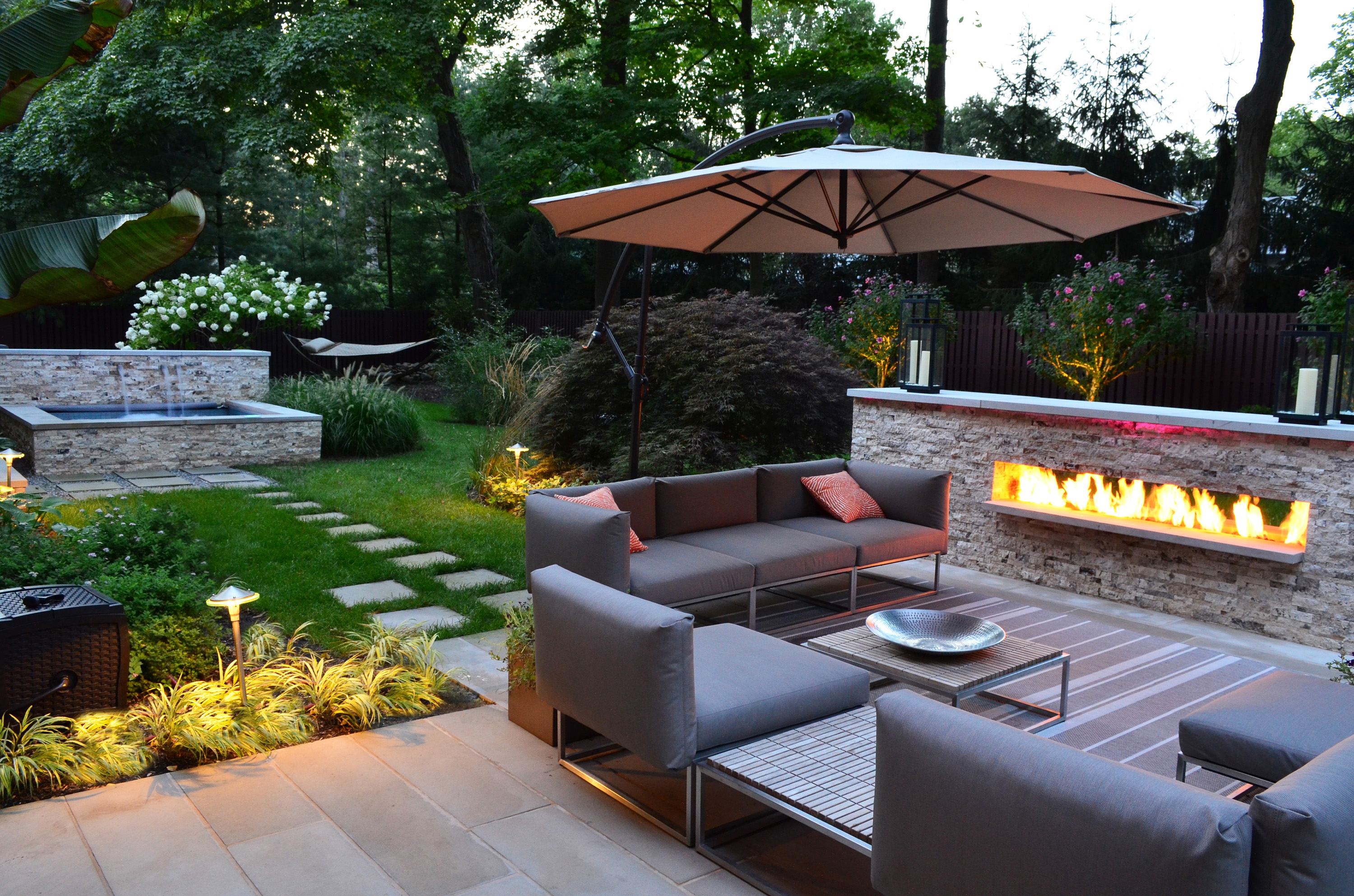 luxury-modern-backyard-sitting-area-modern-outdoor-fireplace-designs-20140706100905-53b9204196be4