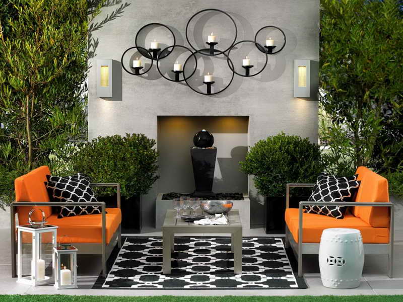 Outdoor-Decor-Ideas-with-Wall-Chandelier
