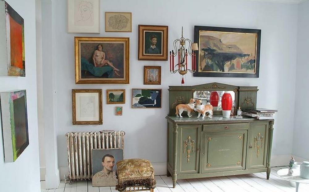 vintage-style-in-georgian-house-interior-with-picture-frame-decor-on-wall-and-classic-furniture