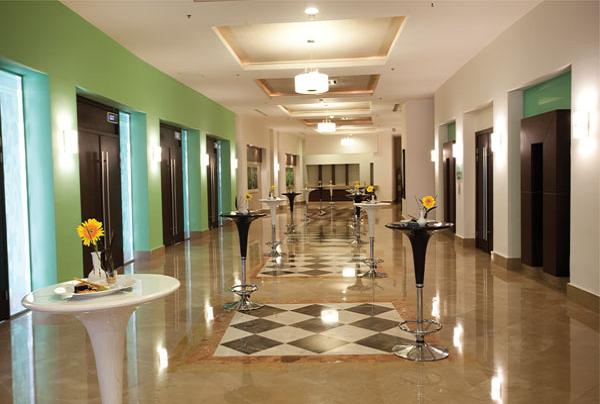elegantly-done-foyer-area