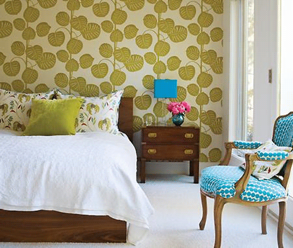 bold-wallpaper-in-bedroom belle maison