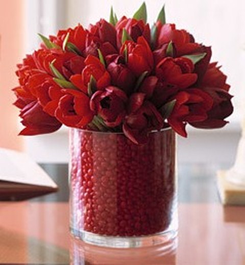 valentines-day-decor-with-flowrrs-fruit-and-berries-7